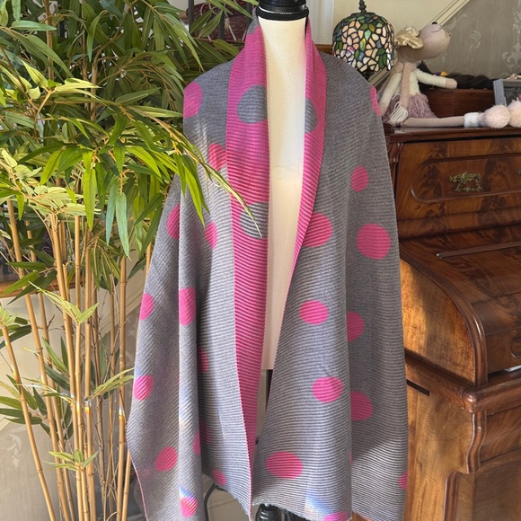 CARA NEW YORK ladies, long scarf/shawl, NWOT pink and gray reversible - Picture 8 of 9